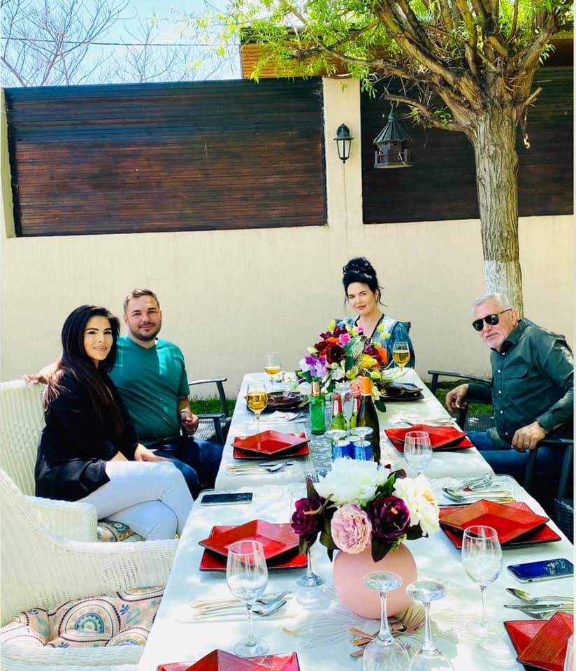 Ioana și Ilie Năstase alături de familie, la masa de Paște.