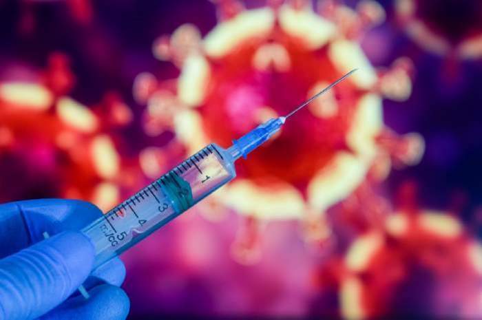 O seringă și semnul ce indică infecția cu noul coronavirus