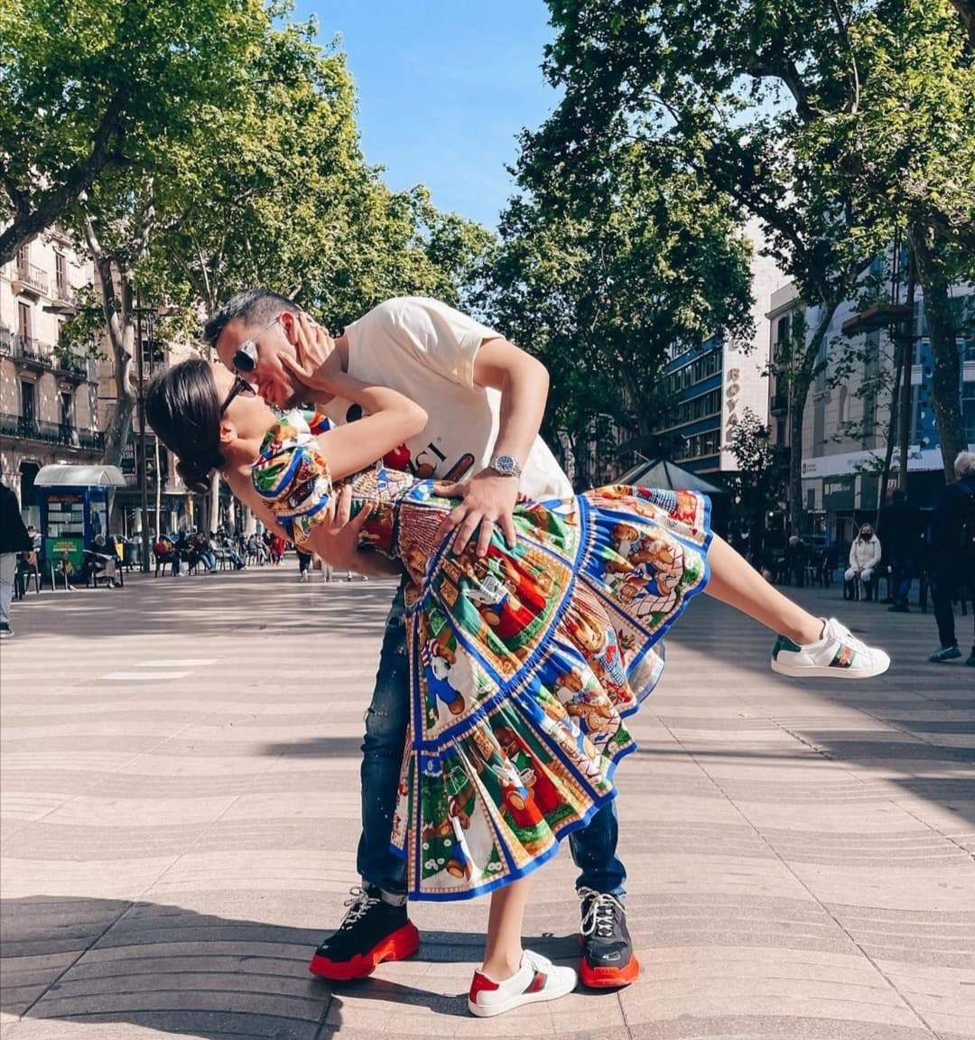 Denisa Hodișan, în brațele lui Flick, sărutându-se