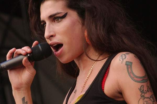 Amy Winehouse, în timpul unui concert