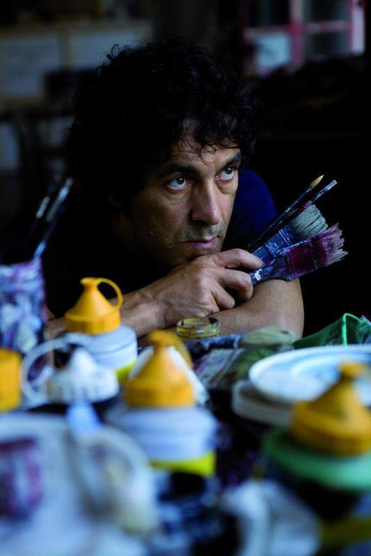Artistul Salvatore Garau cu pensuli în mână