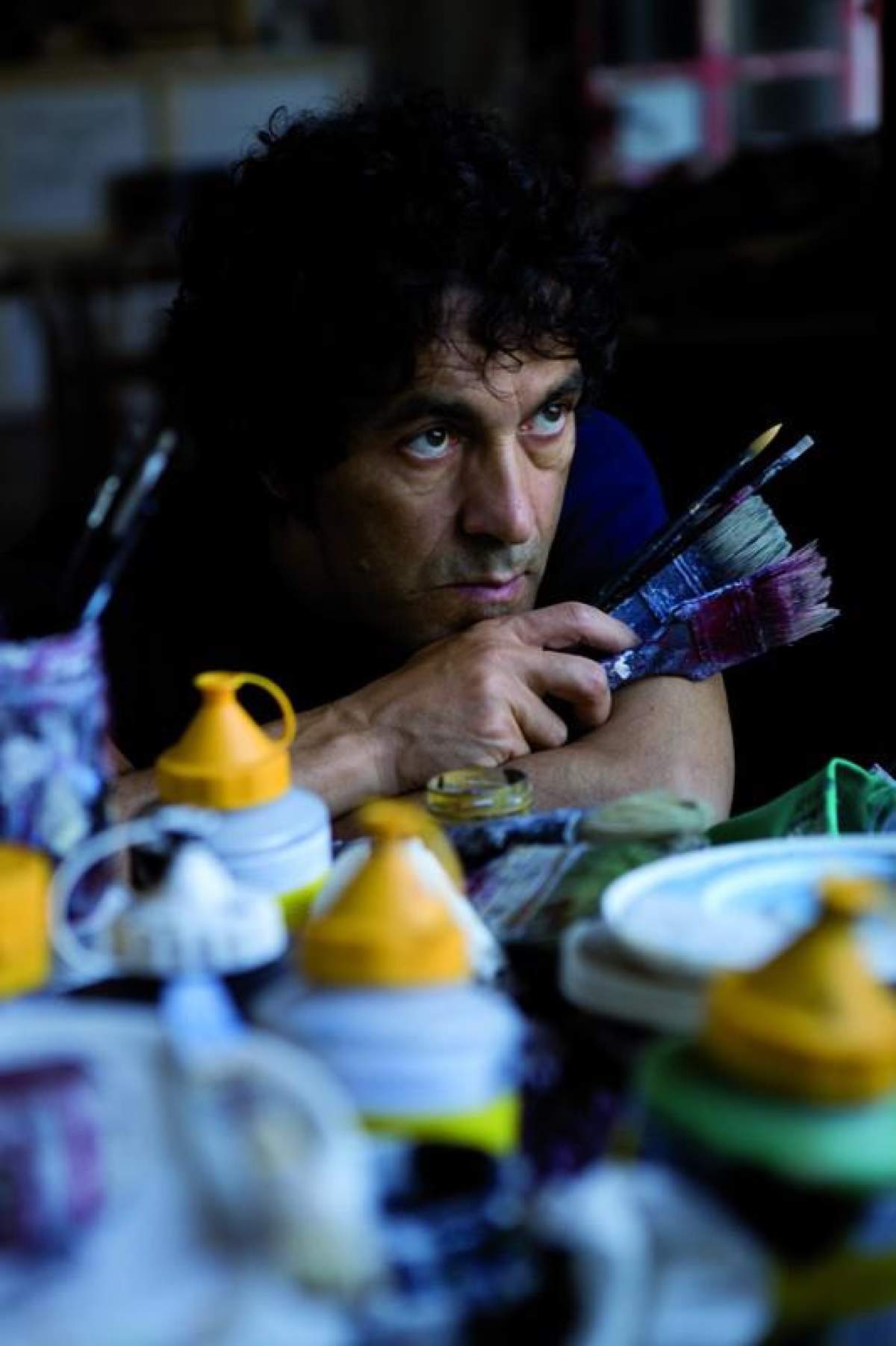 Sculptură invizibilă vândută pentru suma de 15.000 de euro Artistul Salvatore Garau cu pensuli în mână