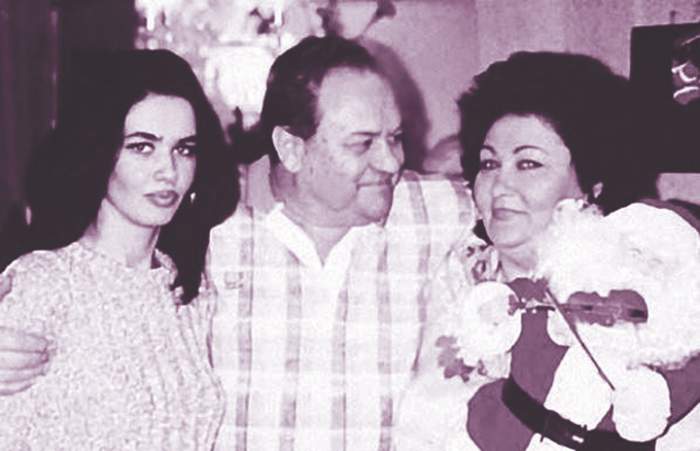 Oana Zăvoanu alături de mama și tatăl său, când aceștia trăiau.