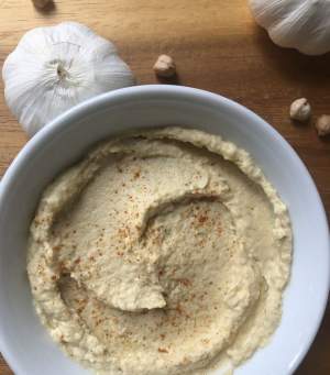 Cu ce se mănâncă humusul. 3 idei pentru gustări sănătoase