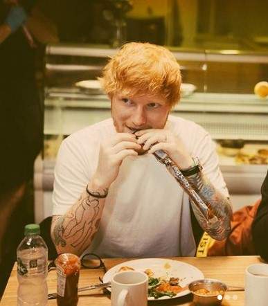 Ed Sheeran, la masă într-un restaurant