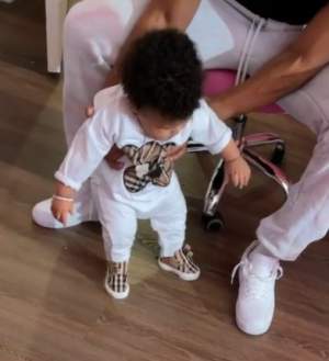 Nicki Minaj a pus prima filmare cu băiețelui ei de 8 luni. Micuțul încearcă să facă primii pași / VIDEO