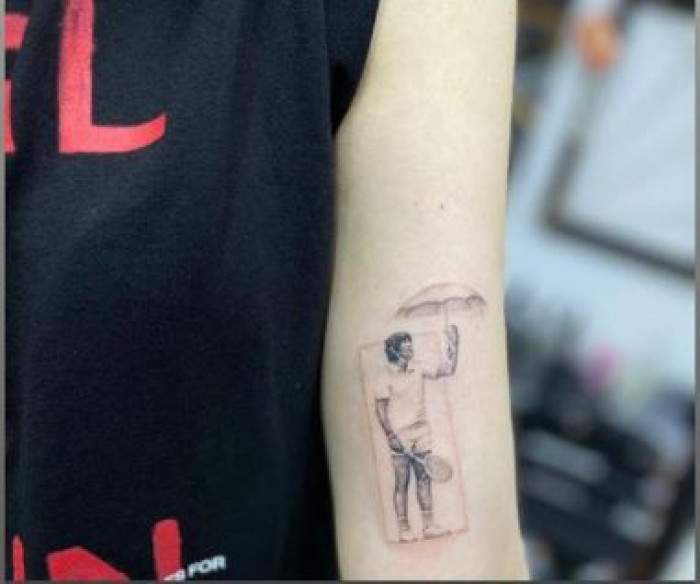 Alessia, fiica cea mare a lui Năstase, și-a făcut un tatuaj cu tatăl ei pe braț. Tânăra poartă un tricou negru cu scris roșu.