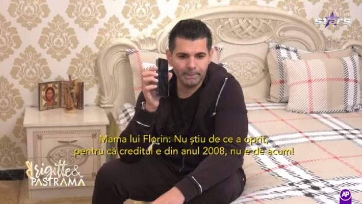 Florin Pastramă stă pe pat și vorbește la telefon