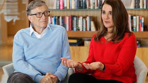 Bill Gates si Melinda Gates sunt la un interviu intr-o biblioteca