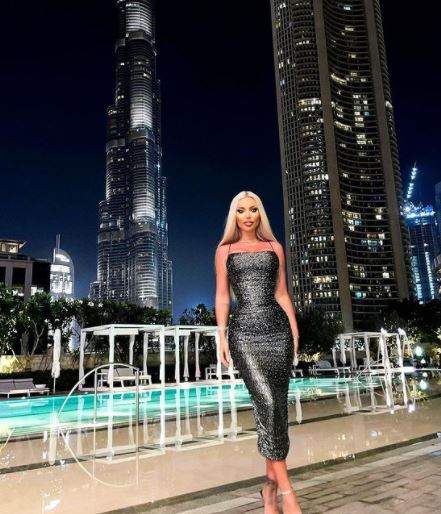 Loredana Chivu în rochie gri mulată, în Dubai.
