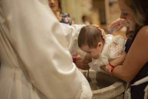Preotul acuzat de moartea bebelușului la botez a fost găsit nevinovat potrivit raportului medico-legal! Familia copilului contestă rezultatul