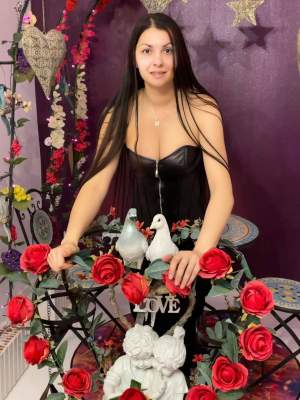 Alin Oprea și Medana au împlinit doi ani de relație. Artistul, surpriză de proporții pentru brunetă: ”I-am luat 1.500 de trandafiri”