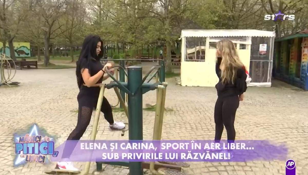 Elena Ionescu e în parc. Vedeta poartă un tricou negru și colanți negri și face exerciții la un aparat de făcut sport.