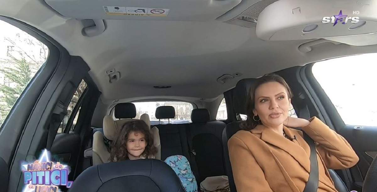 Cristina Șișcanu și fiica ei, Petra, se află în mașină. Vedeta e la volan și poartă un palton maroniu.