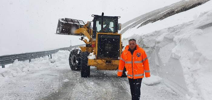 Ninsoare abundentă pe cea mai înaltă șosea din România, Transalpina. Drumarii muncesc continuu pentru a redeschide drumul la sfârșitul lunii iunie