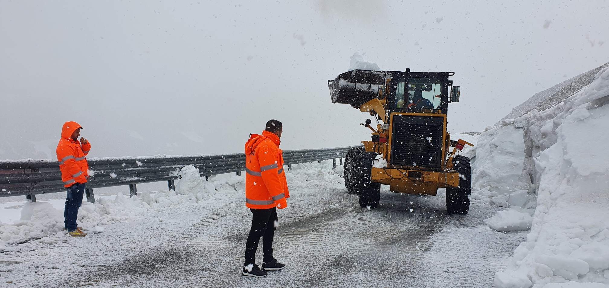 Ninsoare abundentă pe cea mai înaltă șosea din România, Transalpina. Drumarii muncesc continuu pentru a redeschide drumul la sfârșitul lunii iunie