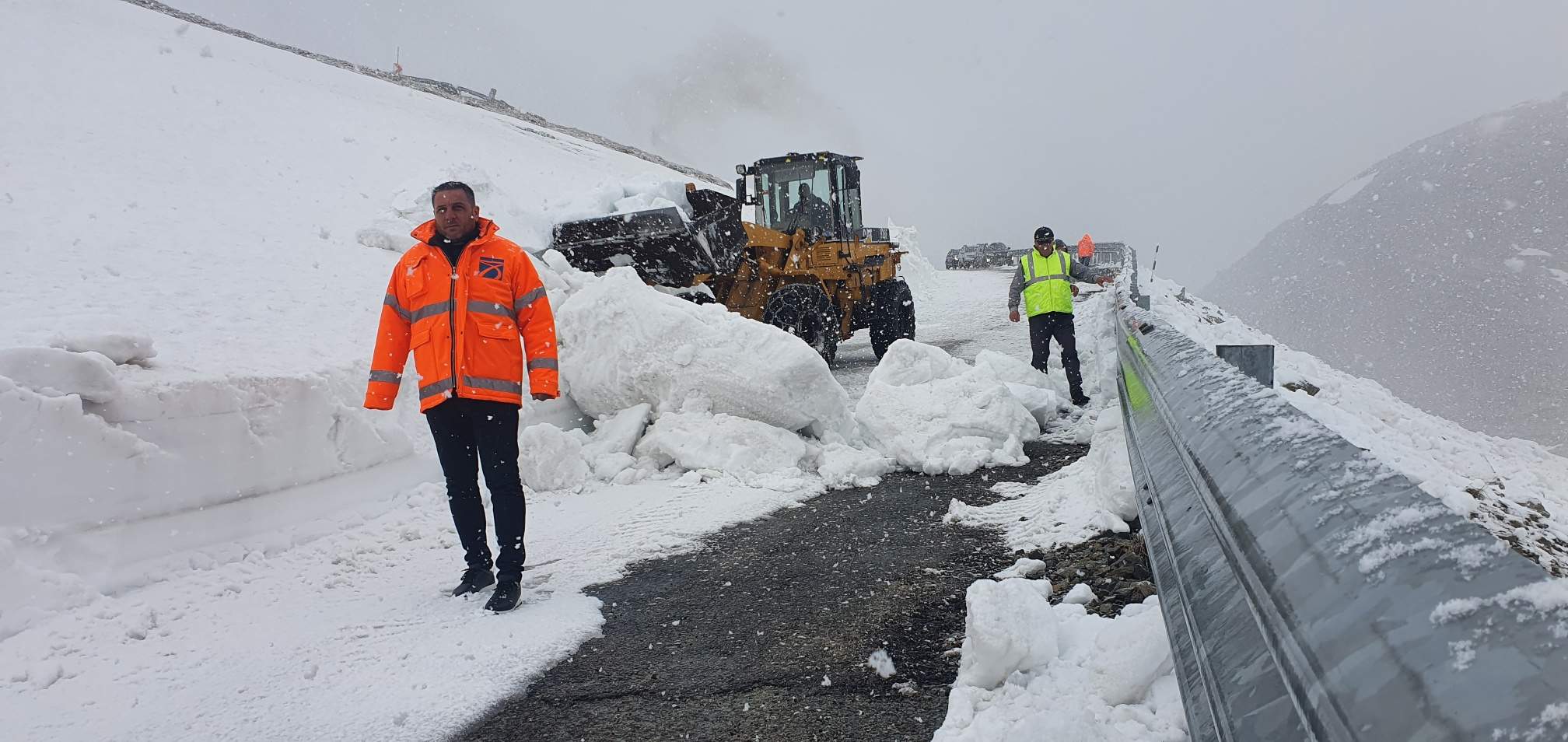 Ninsoare abundentă pe cea mai înaltă șosea din România, Transalpina. Drumarii muncesc continuu pentru a redeschide drumul la sfârșitul lunii iunie