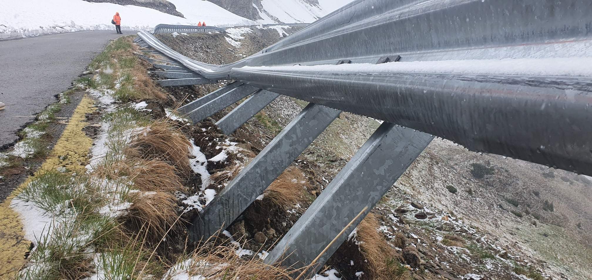 Ninsoare abundentă pe cea mai înaltă șosea din România, Transalpina. Drumarii muncesc continuu pentru a redeschide drumul la sfârșitul lunii iunie