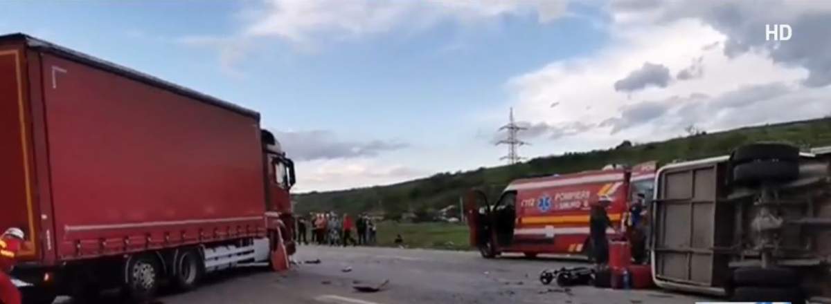 Accident cumplit în Dâmbovița! Doi oameni au murit și șapte copii au ajuns în stare gravă la spital după ce un microbuz școlar s-a ciocnit cu o mașină