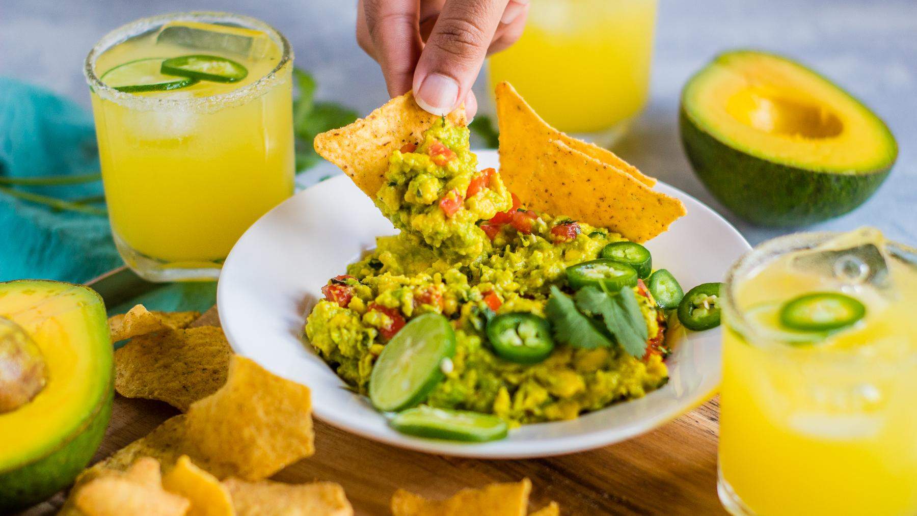 Cu ce se mănâncă guacamole sau sosul de avocado. 3 idei de gustări sănătoase și delicioase