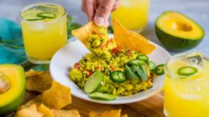 Cu ce se mănâncă guacamole sau sosul de avocado. 3 idei de gustări sănătoase și delicioase