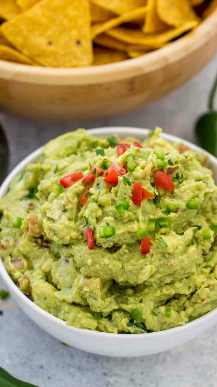 Cu ce se mănâncă guacamole sau sosul de avocado. 3 idei de gustări sănătoase și delicioase