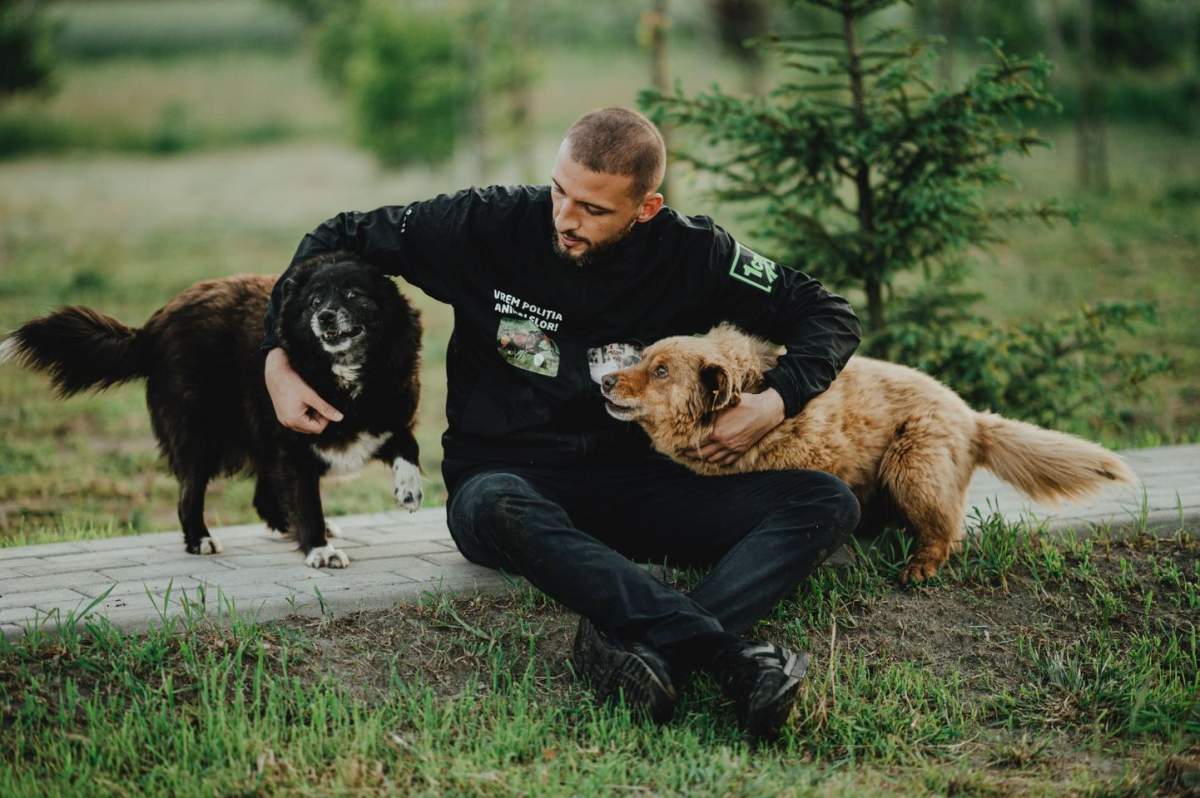 Ștefan Mandachi alături de doi câini
