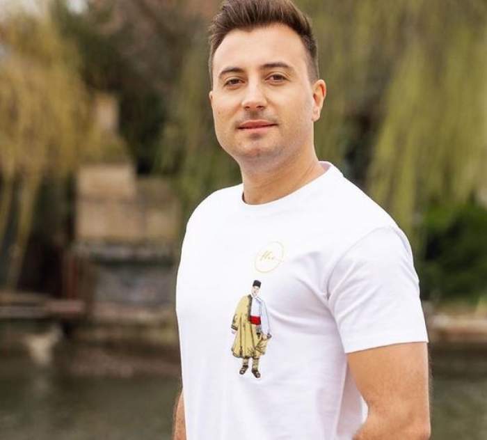 Valentin Sanfira e la un lac și poartă tricou alb.