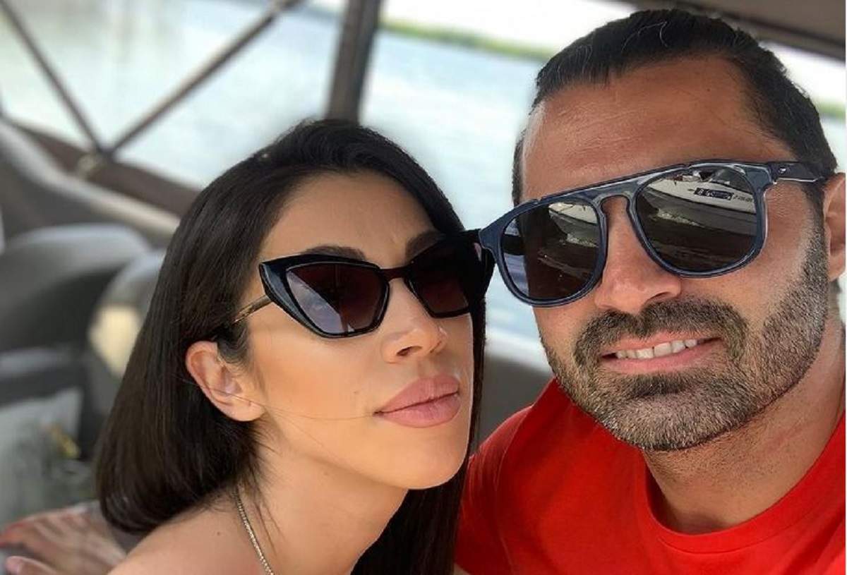 Pepe și Raluca Pastramă își fac un selfie pe barcă. Amândoi poartă ochelari de soare. El poartă un tricou roșu.