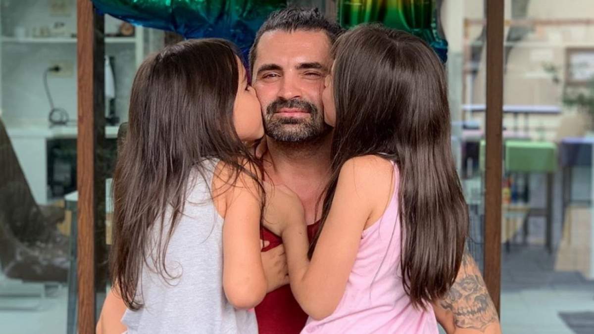 Pepe alături de fiicele sale, în timp ce îl pupă.