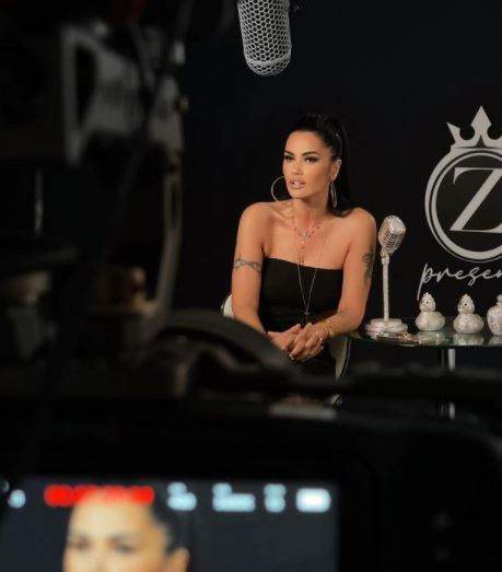Oana Zăvoranu în timpul unei emisiuni TV.
