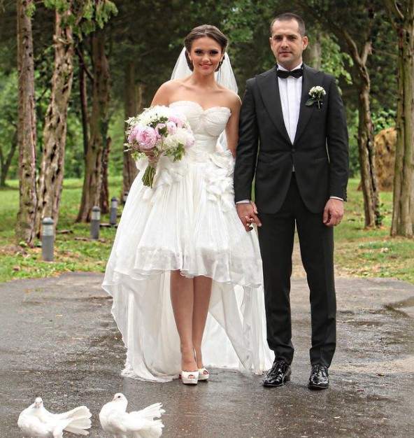 Cristina Șișcanu a aniversat 10 ani de la nunta cu Mădălin Ionescu. Vedeta a postat o imagine superbă din ziua cea mare / FOTO