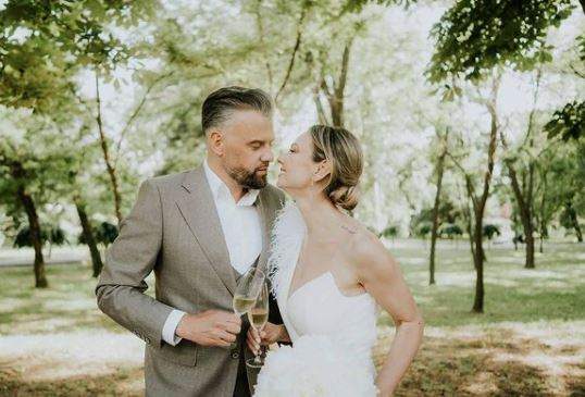 Roxana Ionescu și Tinu Vidaicu îmbrățișați, la nunta lor.