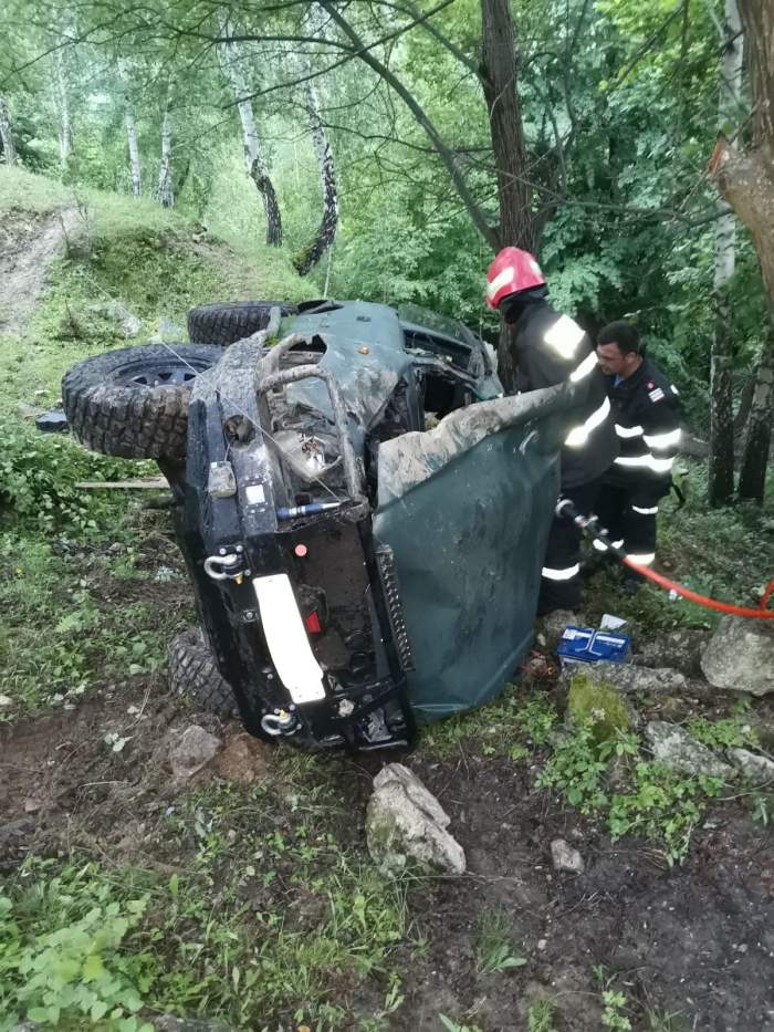 Tânăr de 22 de ani mort, după ce s-a răsturnat cu mașina, în Cluj. Prietenii lui sunt în stare gravă, la spital / FOTO