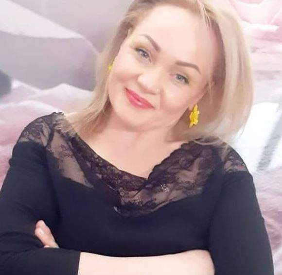 Victorina Matveev cu bluză neagră.