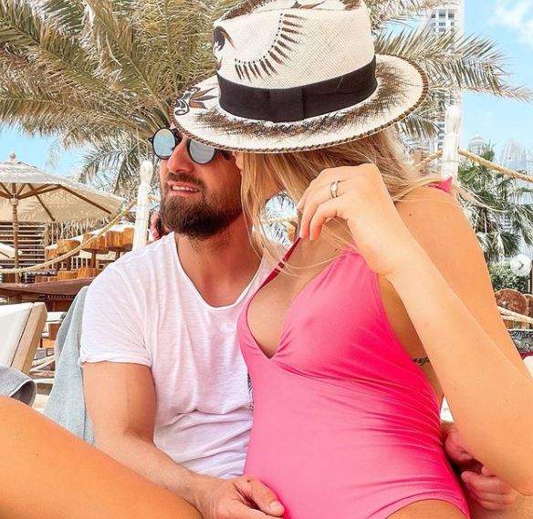 Dani Oțil și Gabriela Prisacariu îmbrățișați, în vacanță.