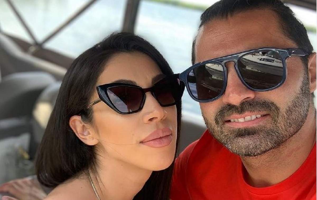 Pepe și Raluca Pascu își fac un selfie pe barcă. Amândoi poartă ochelari de soare. El poartă un tricou roșu.