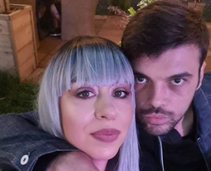 Oana Roman cu perucă blondă, alături de Marius Elisei, selfie.