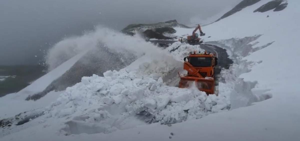 Ninsoare în mijlocul verii, în România! Drumarii se luptă cu nămeții pe Transfăgărășan/ FOTO