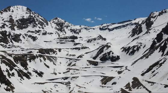 Ninsoare în mijlocul verii, în România! Drumarii se luptă cu nămeții pe Transfăgărășan/ FOTO