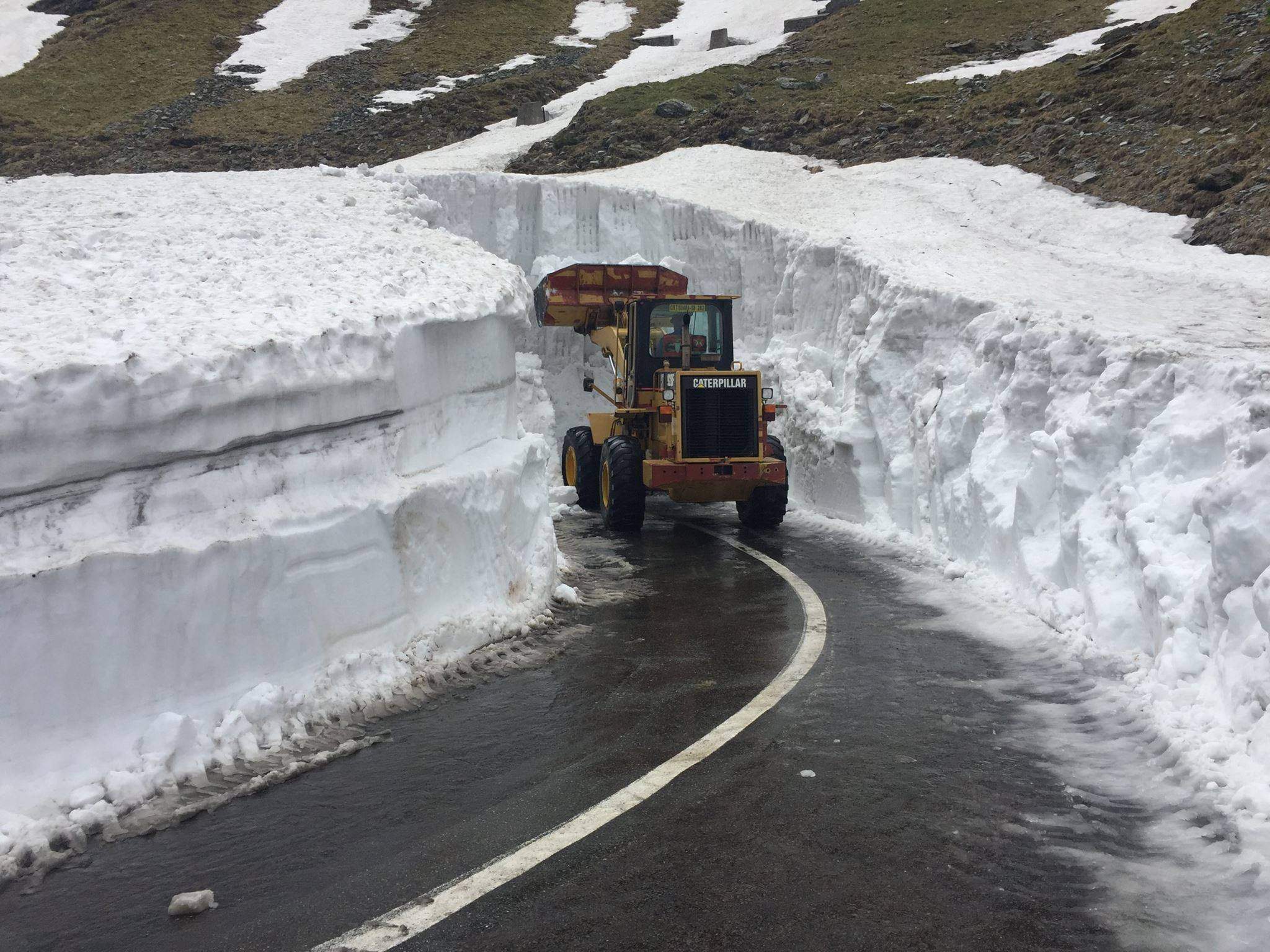 Ninsoare în mijlocul verii, în România! Drumarii se luptă cu nămeții pe Transfăgărășan/ FOTO