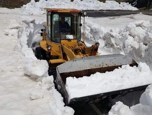 Ninsoare în mijlocul verii, în România! Drumarii se luptă cu nămeții pe Transfăgărășan/ FOTO