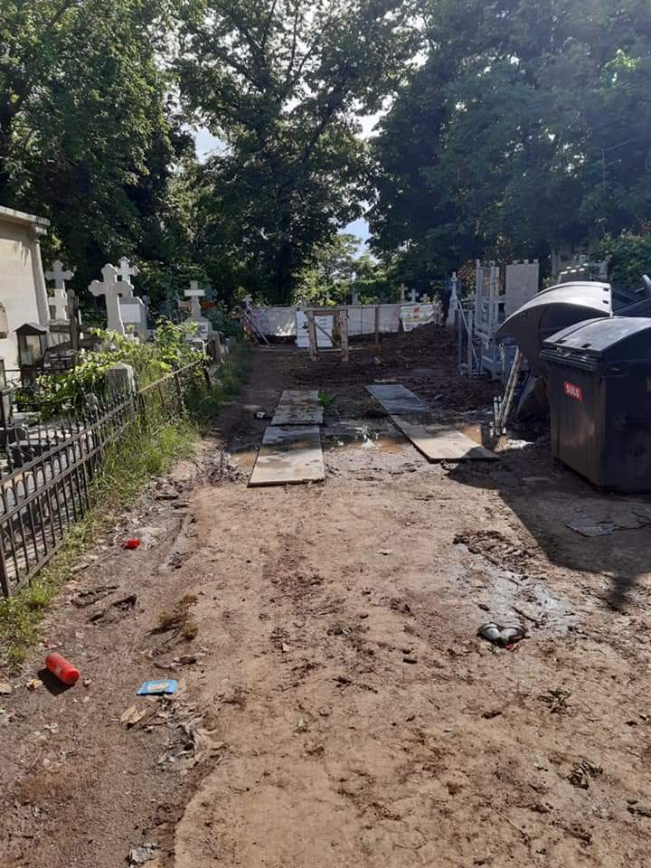 Fostul ministru Adriean Videanu își construiește o vilă cu 14 locuri în cimitirul Bellu. Oamenii din zonă sunt nemulțumiți / FOTO