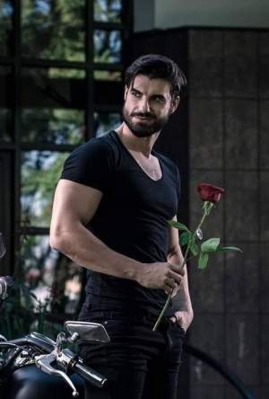Cum alege, de fapt, Andi Constantin cui să-i ofere trandafirul în emisiunea Burlacul: “Mă las ghidat de...”