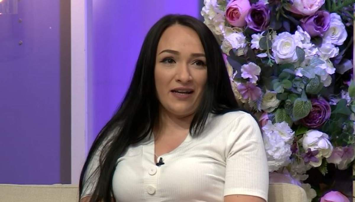 Sora lui Alin e la Mireasa, urzeala soacrelor. Alexandra poartă tricou alb și vorbește.