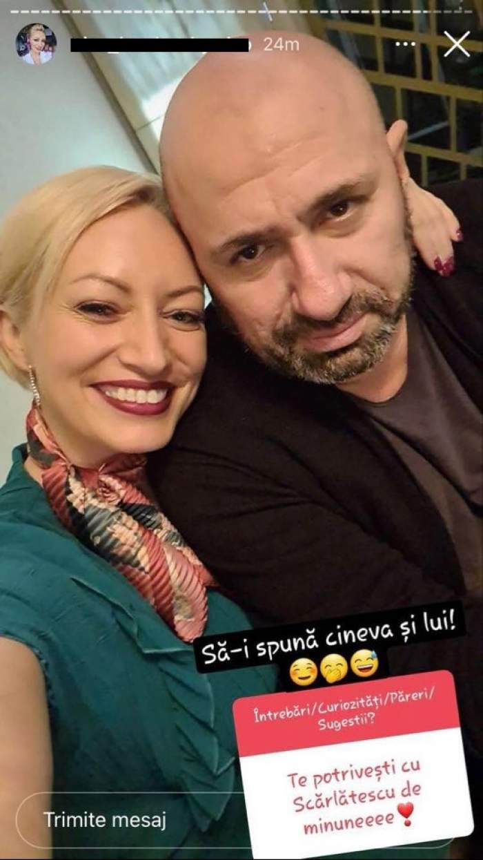 Nicoleta Pop și Cătălin Scărlătescu într-un selfie în care zâmbesc. Ea poartă bluză verde, iar el bluză maro.