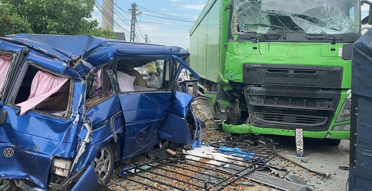 O familie a fost spulberată de un camion, în Dej. Tatăl intrase cu mașina pe contrasens / FOTO