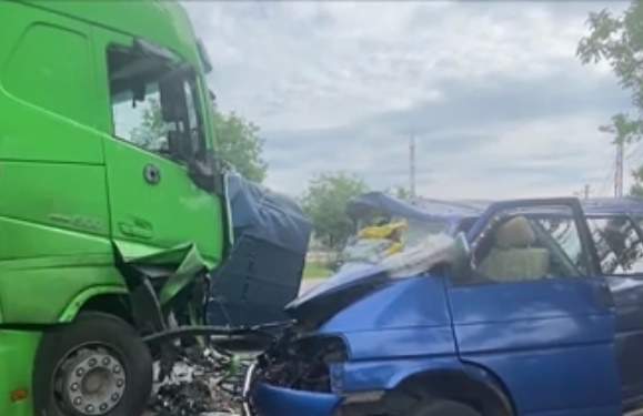 O familie a fost spulberată de un camion, în Dej. Tatăl intrase cu mașina pe contrasens / FOTO