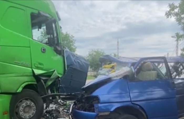 O familie a fost spulberată de un camion, în Dej. Tatăl intrase cu mașina pe contrasens / FOTO