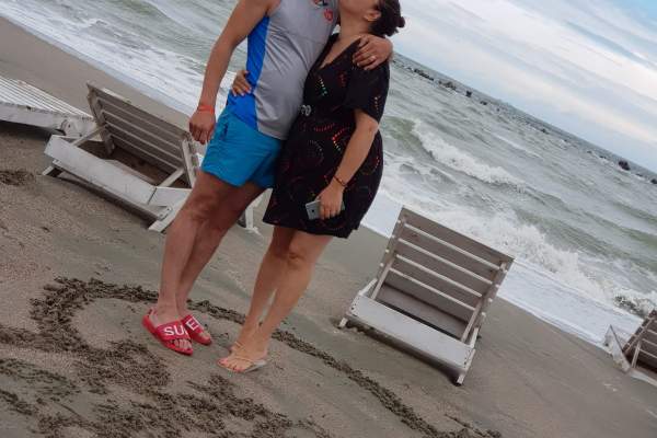 E oficial! Oana Roman și Marius Elisei s-au împăcat. Cei doi s-au fotografiat sărutându-se la malul mării / FOTO